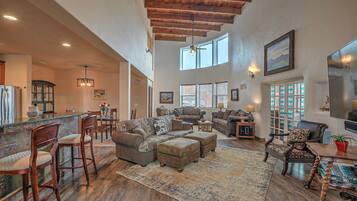 Een smart-tv, een open haard en een stereo