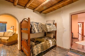 3 habitaciones, escritorio, tabla de planchar con plancha y wifi gratis 