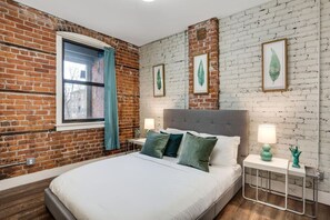 4 bedrooms, desk, travel cot, WiFi