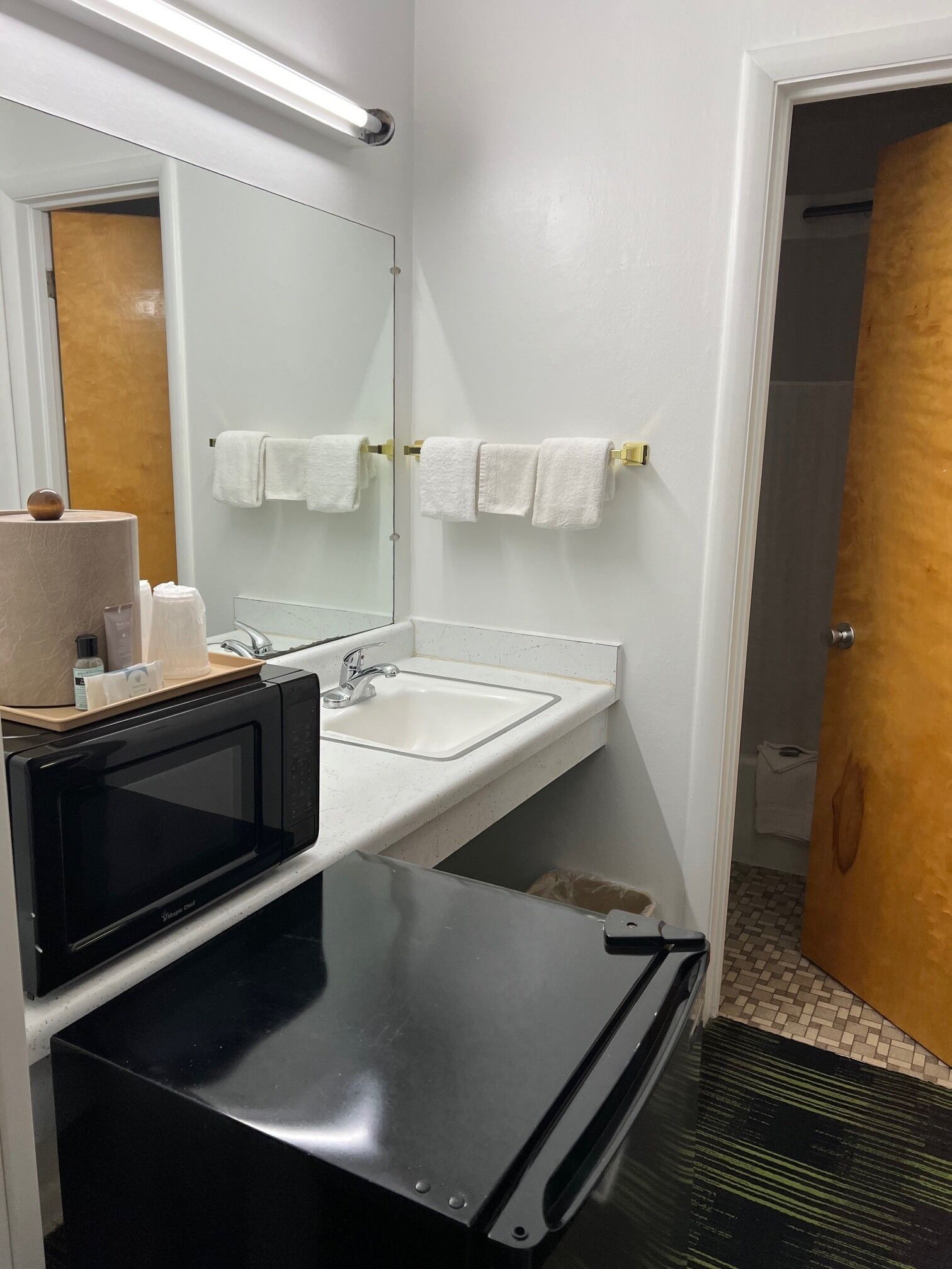 Combined shower/tub, free toiletries, hair dryer, towels