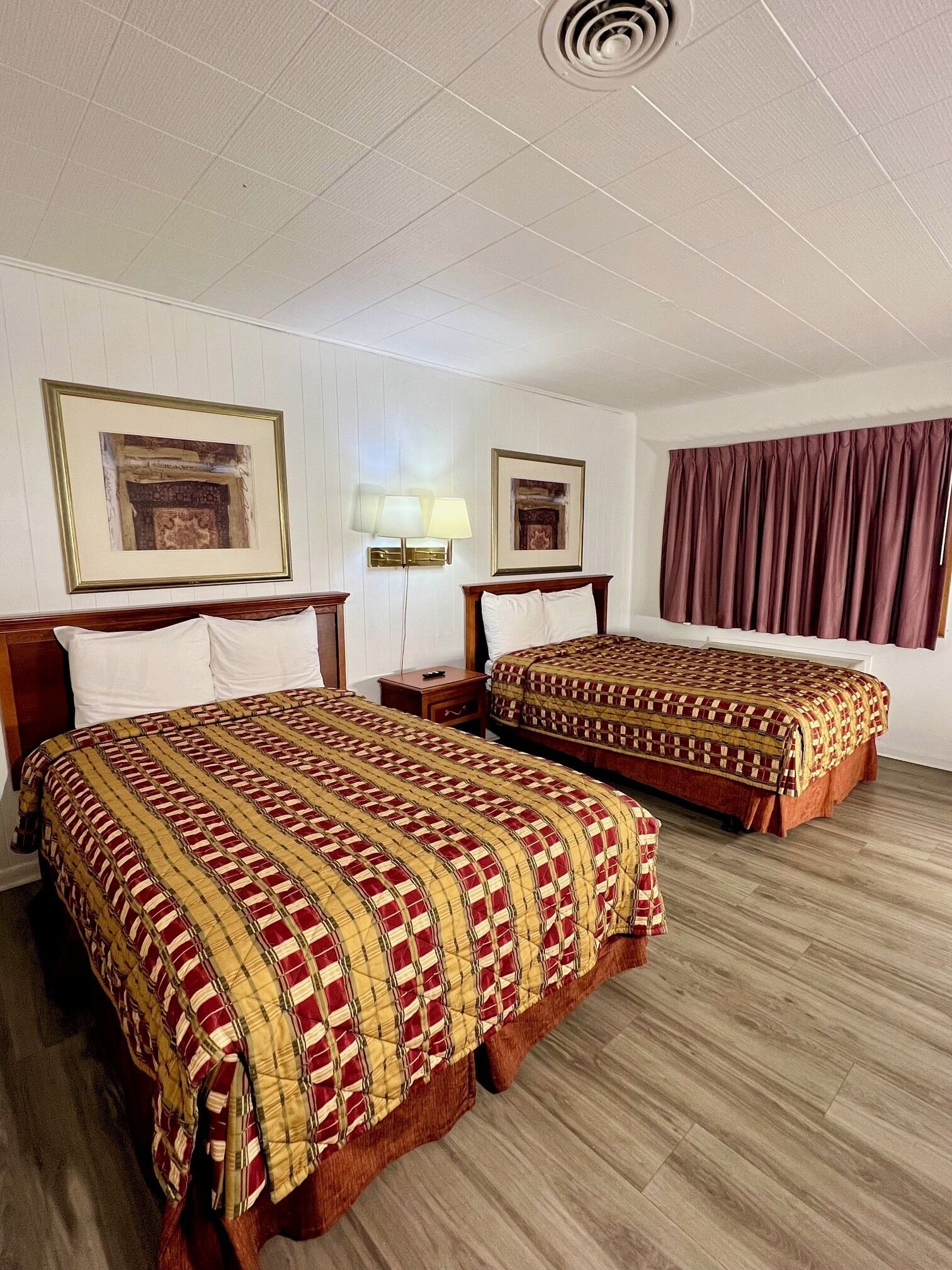 Desk, laptop workspace, free WiFi