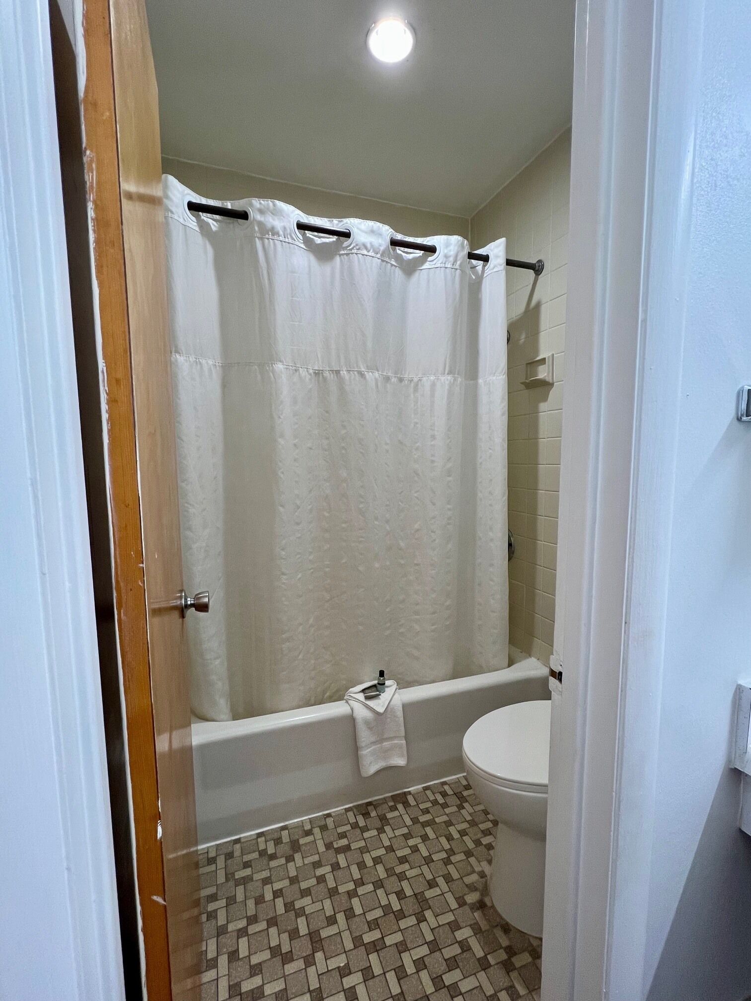 Tina con regadera, amenidades de baño gratuitas, secadora de cabello 