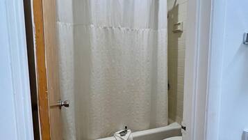 Tina con regadera, amenidades de baño gratuitas, secadora de cabello