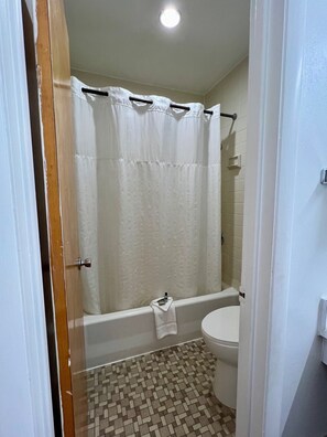 Een bad/douchecombinatie, gratis toiletartikelen, een haardroger