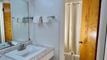 Combined shower/bathtub, free toiletries, hair dryer, towels