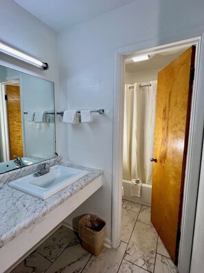 Combined shower/bathtub, free toiletries, hair dryer, towels - Village Inn (Salina)