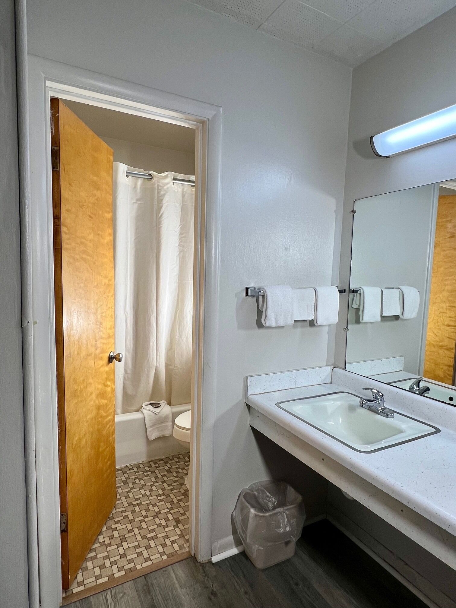 Tina con regadera, amenidades de baño gratuitas, secadora de cabello 