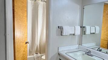 Tina con regadera, amenidades de baño gratuitas, secadora de cabello