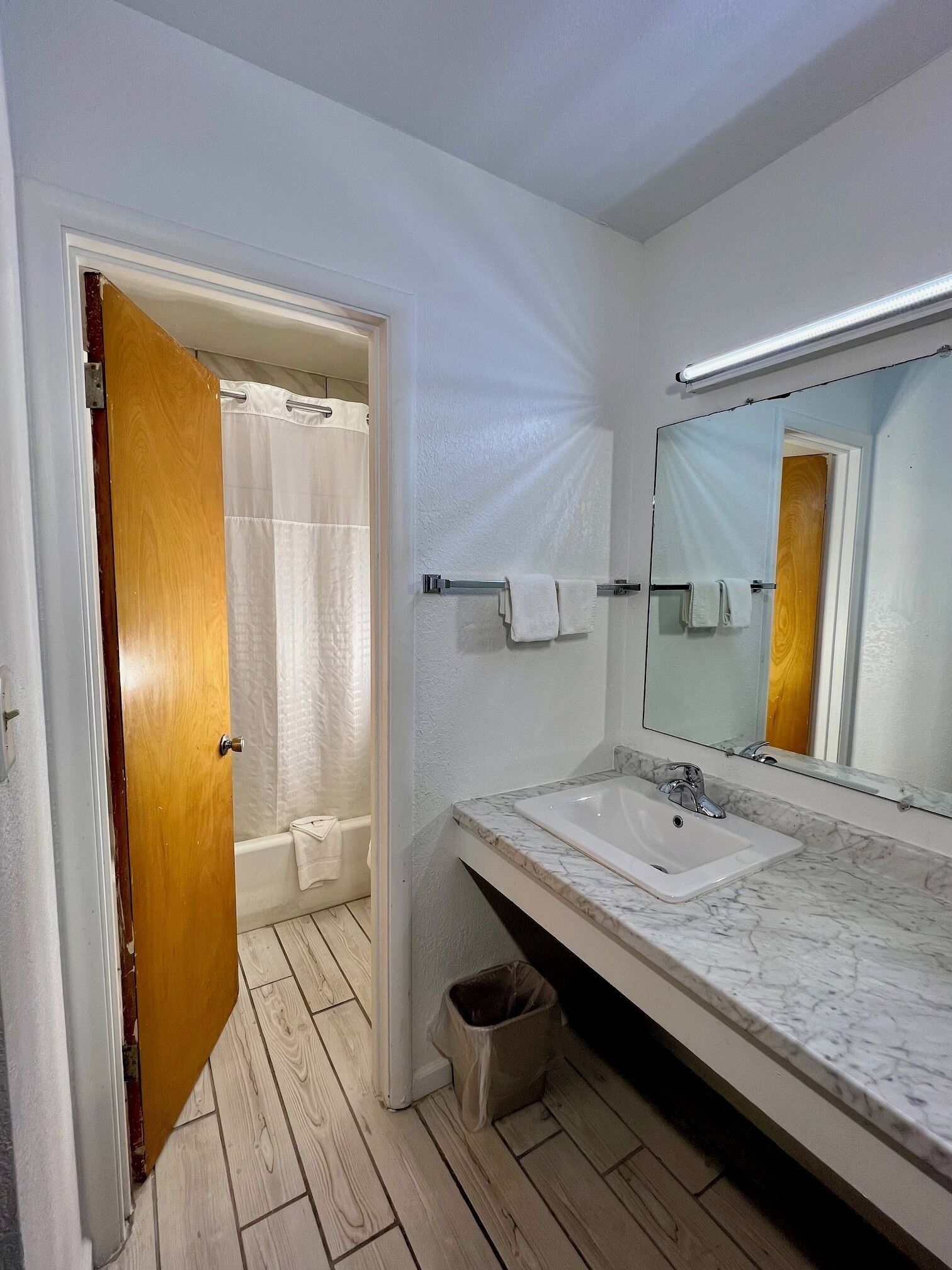 Combined shower/bathtub, free toiletries, hair dryer, towels