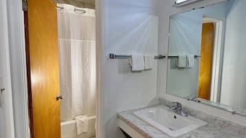 Combined shower/bathtub, free toiletries, hair dryer, towels