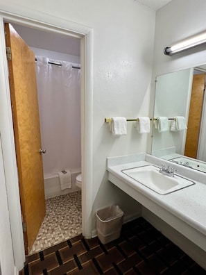 Schreibtisch, laptopgeeigneter Arbeitsplatz, kostenloses WLAN