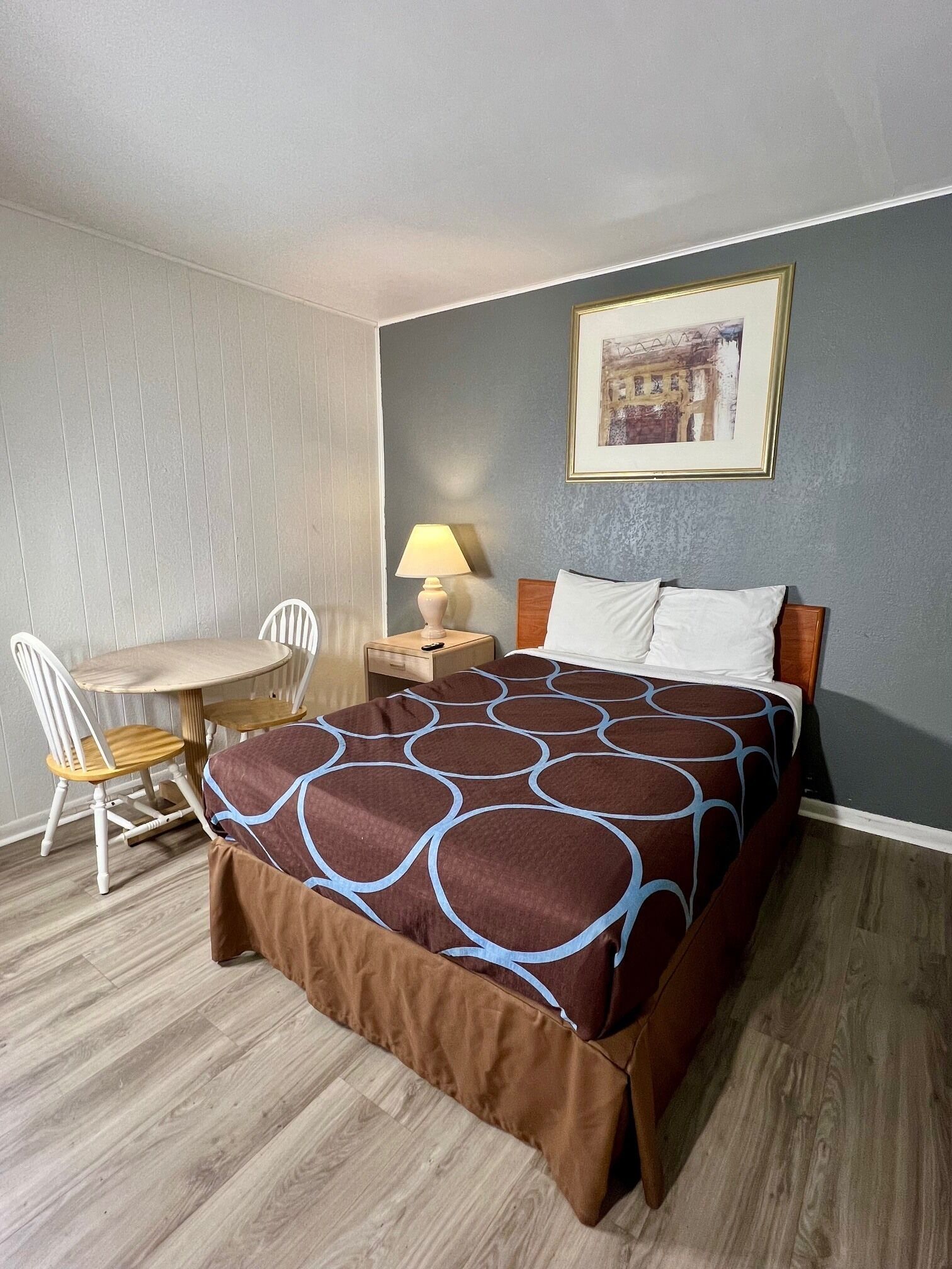 Habitación individual económica | Escritorio, espacio para trabajar con laptop y wifi gratis 