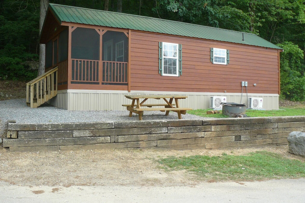Deluxe Cabin Pet Friendly | 2 bedrooms, laptop workspace
