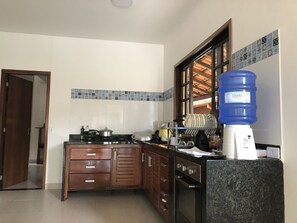 Cooktop, talheres/pratos/utensílios de cozinha