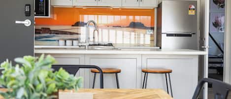 Fridge, microwave, stovetop, dishwasher