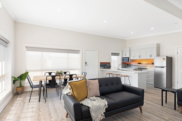 Interior - Apartment 1 - Luxury Apartment & Rooms - Free Wifi - Close To Beach (Carpenter Rocks)