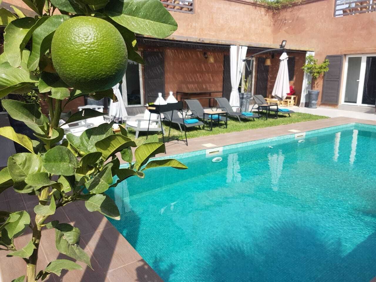 Alberca al aire libre y alberca climatizada