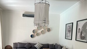 تلفزيون ذكي، مدفأة، كُتُب