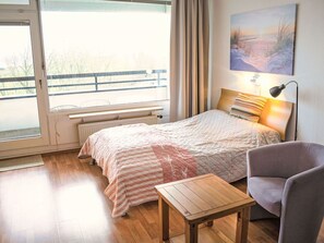 1 bedroom, free WiFi - Cosy apartment for 2 people with WIFI, TV, balcony and pets allowed (Eckernförde)
