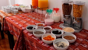 Un bufé de desayuno con diversas opciones de comida y bebidas.