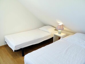 3 slaapkamers, een strijkplank/strijkijzer, reisbedje, gratis wifi