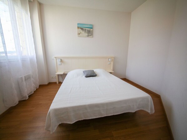 4 bedrooms, iron/ironing board, travel crib, free WiFi - Beautiful apartment in villa for 8 people with WIFI, pool, TV, terrace and pets allowed (Biscarrosse)
