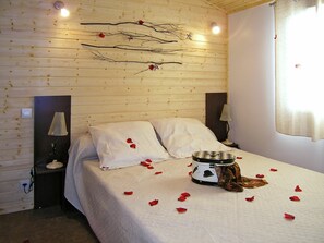 2 bedrooms, travel crib, free WiFi