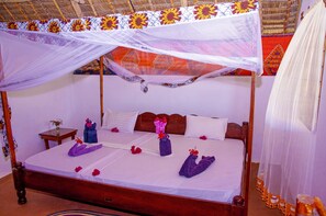 Desk, free WiFi, bed sheets - Zanzi Rest bungalows (Kidoti)