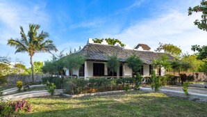 Unclassified image, 5 of 78, button - Zanzi Rest bungalows (Kidoti)