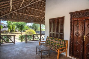 Terrace/patio - Zanzi Rest bungalows (Kidoti)