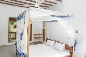 Desk, free WiFi, bed sheets - Zanzi Rest bungalows (Kidoti)