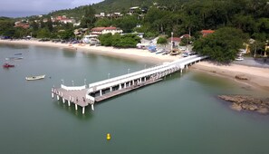 Beach nearby, white sand - Pousada Ilha do Itacolomi (Penha)