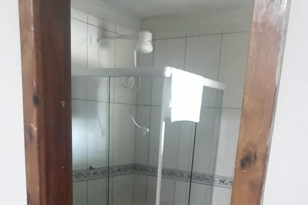 Habitación cuádruple | Baño | Regadera, bidet, toallas