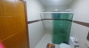 Habitación familiar | Baño | Regadera, bidet, toallas 