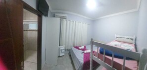 Camera quadrupla | Minibar, insonorizzazione, Wi-Fi gratuito, lenzuola