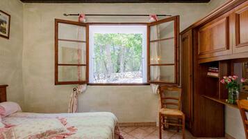 1 chambre, lit parapluie, draps fournis