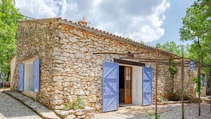 A stone building with a tiled roof, a gravel driveway, and a small garden area. - Wonderful private villa for 6 people with private pool, TV, patio and pets allowed (Moissac-bellevue)