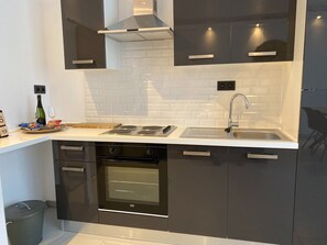 Fridge, microwave, oven, stovetop - New modern Apartment very close to ANTWERP CENTER and SPORTPALEIS! (Zwijndrecht)