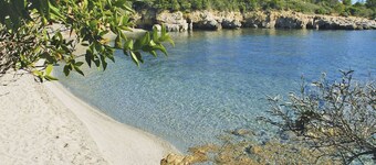 Nice apartment in villa with A/C, pool, WIFI, TV, patio, pets allowed and panoramic view