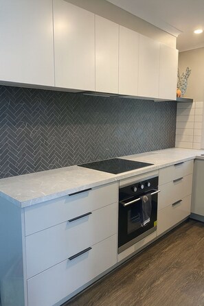 Kühlschrank, Mikrowelle, Ofen, Herdplatte