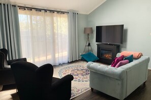 Smart TV, fireplace, Netflix, streaming services