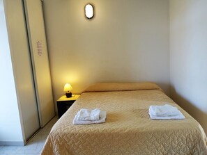 1 bedroom, travel cot, free WiFi, bed sheets - Cosy apartment for 2 people with WIFI, TV and terrace (Algajola)