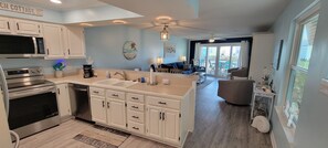 Fridge, microwave, oven, stovetop - DON'T MISS THIS HIDDEN GEM!  Very spacious with lots of outdoor areas, (Gulf Shores)