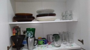 Kjøleskap, kokeplater, kjøkkenutstyr og spisebord