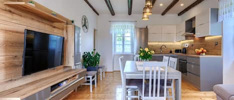 Mikrovågsugn, ugn, diskmaskin och barnstol