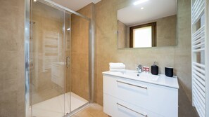 Baignoire, sèche-cheveux, serviettes fournies, savon