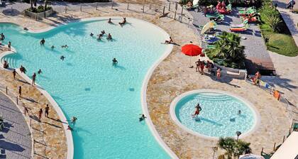 Beautiful private villa for 6 guests with pool, hot tub, WIFI, A/C and terrace