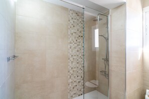 Badewanne, Haartrockner, Handtücher