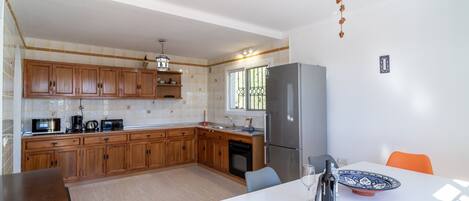 Réfrigérateur, micro-ondes, four, cafetière/bouilloire