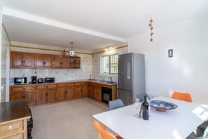 Fridge, microwave, oven, coffee/tea maker